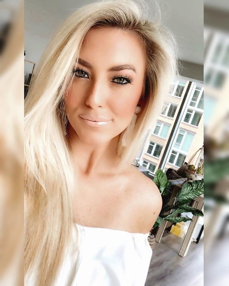 25P NN BLONDE POSING