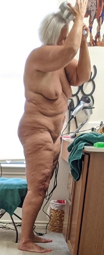 10P Miss Piggy getting ready....