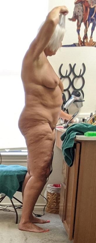 10P Miss Piggy getting ready....