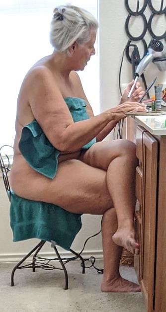 10P Miss Piggy getting ready....