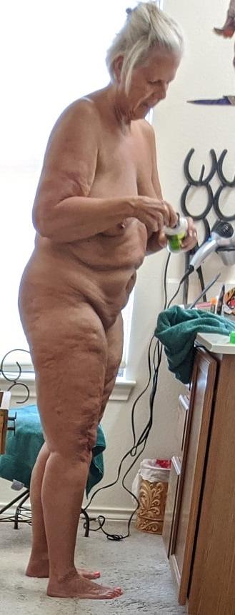 10P Miss Piggy getting ready....