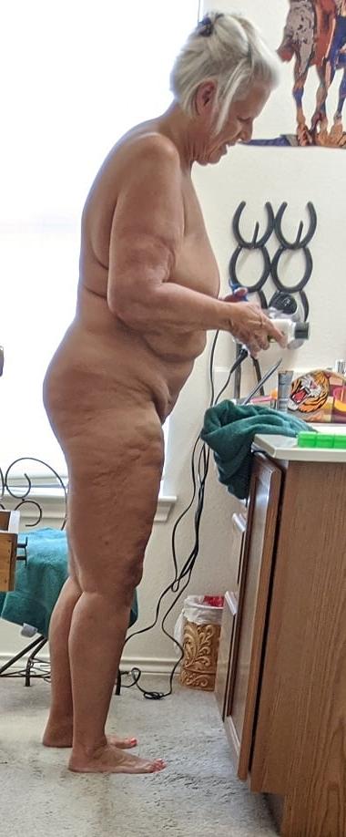 10P Miss Piggy getting ready....