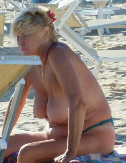 20P Mature ladies at the beach 12