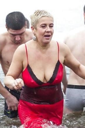 20P Mature ladies at the beach 12