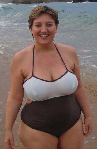 20P Mature ladies at the beach 12
