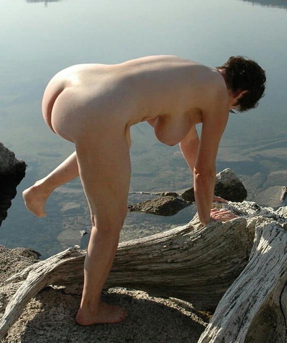 20P Mature ladies at the beach 11