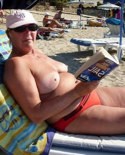 20P Mature ladies at the beach 11