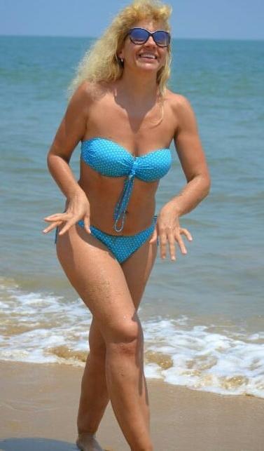20P Mature ladies at the beach 11