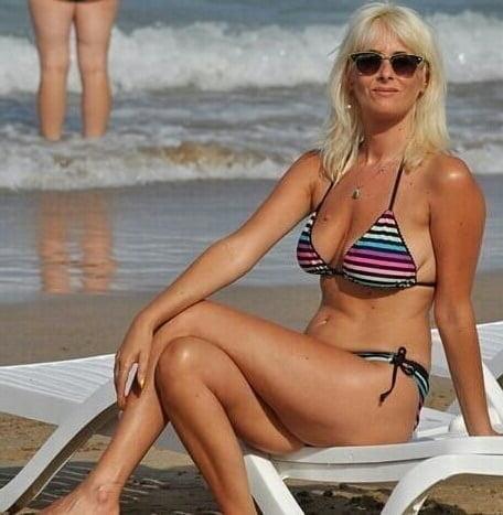 20P Mature ladies at the beach 11