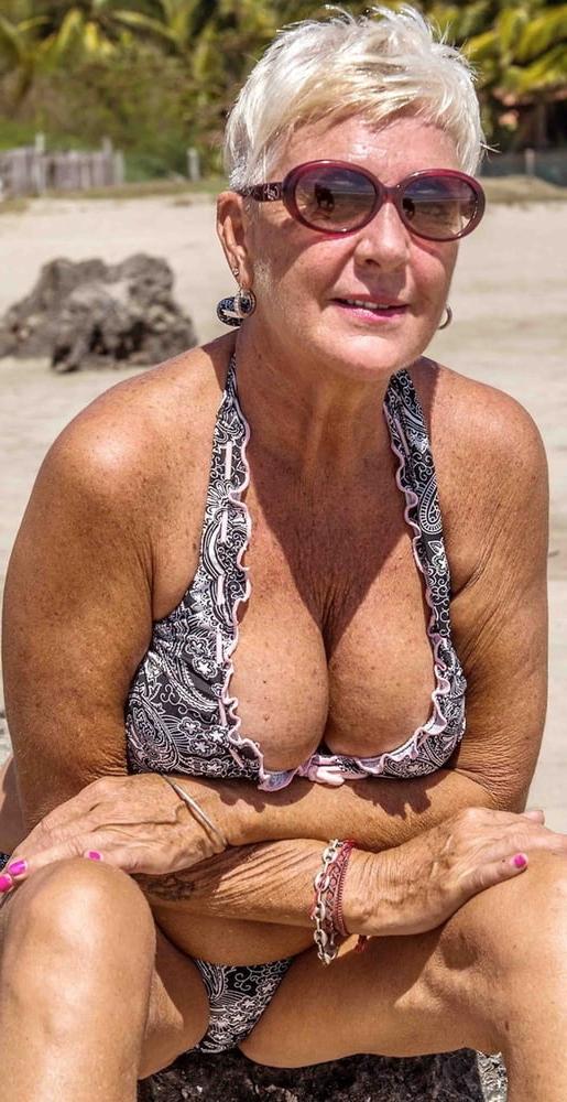 20P Mature ladies at the beach 11