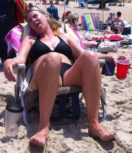 20P Mature ladies at the beach 11