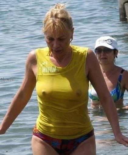 20P Mature ladies at the beach 11