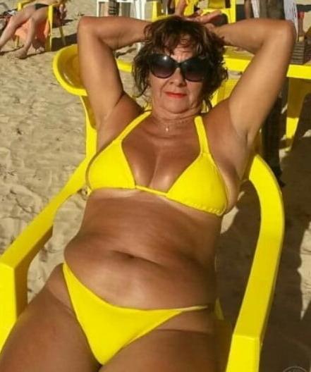 20P Mature ladies at the beach 11