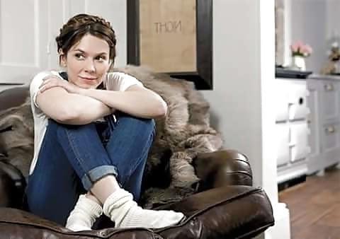 25P Celebrity Hot 250 - #141 Anna Friel