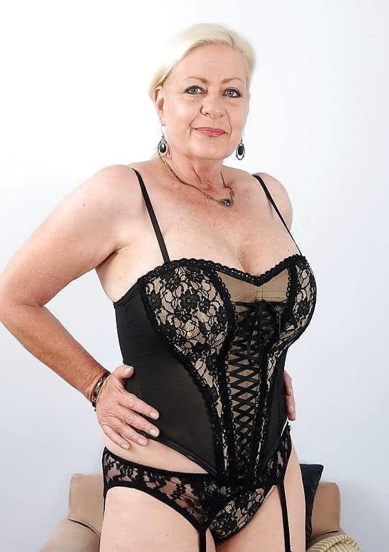 25P Hot GILF 18
