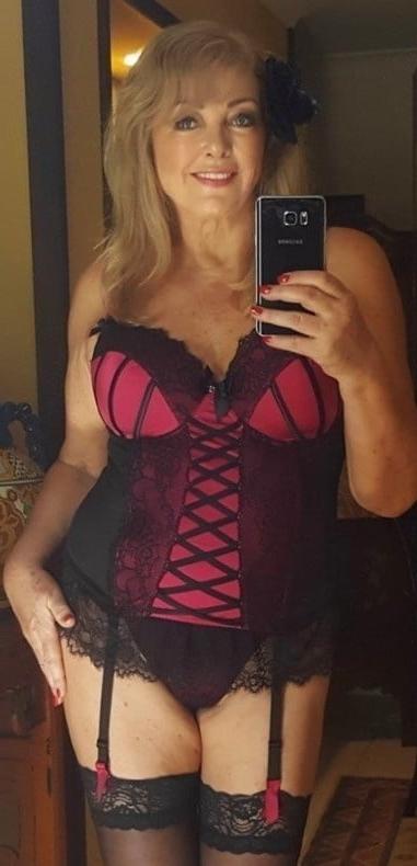25P Hot GILF 17