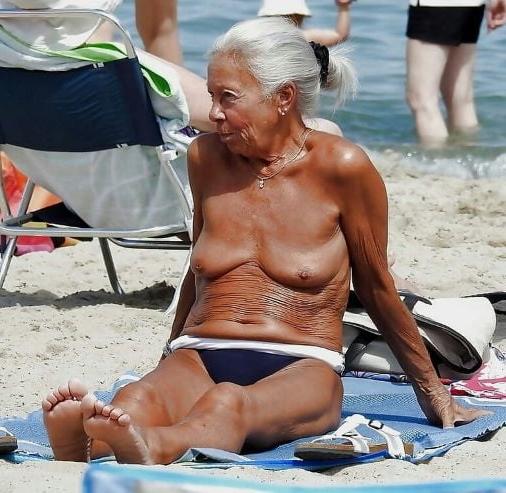20P Mature ladies at the beach 10