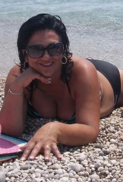 20P Mature ladies at the beach 10
