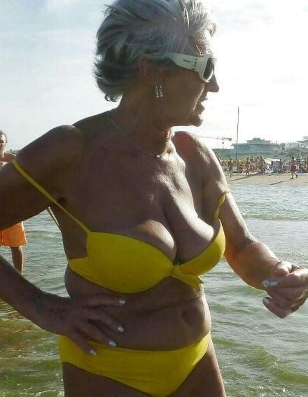 20P Mature ladies at the beach 10