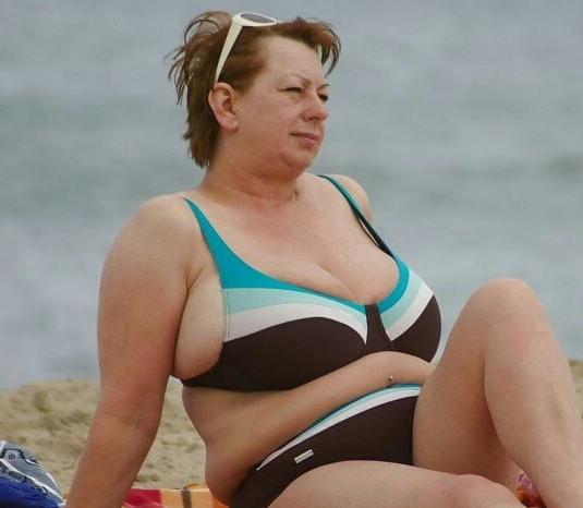 20P Mature ladies at the beach 10
