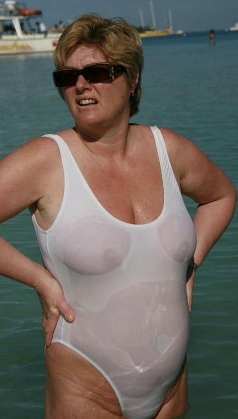 20P Mature ladies at the beach 10