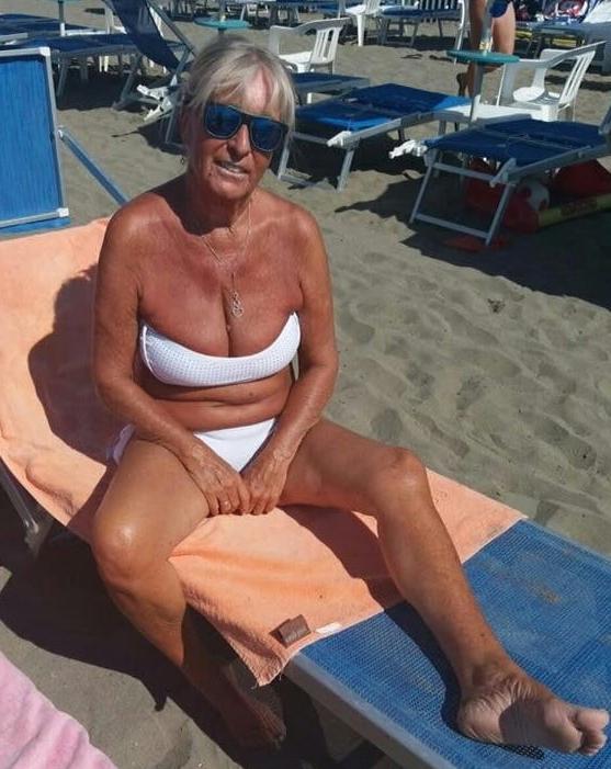 20P Mature ladies at the beach 10