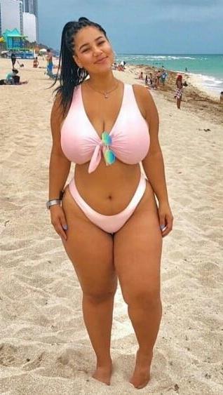 20P Mature ladies at the beach 10