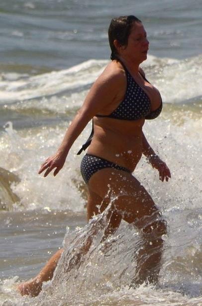 20P Mature ladies at the beach 10
