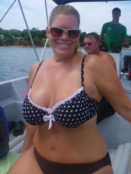20P Mature ladies at the beach 10