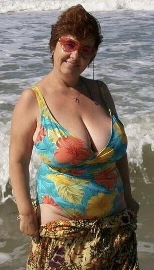 20P Mature ladies at the beach 10