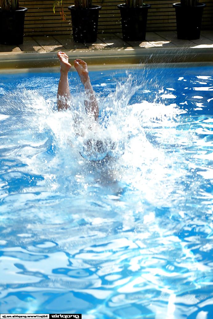 25P Kana Niina - Swimming Pool