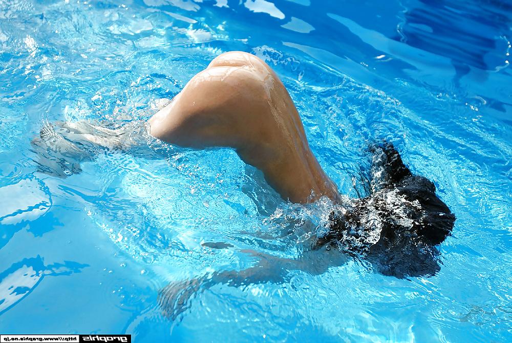 25P Kana Niina - Swimming Pool
