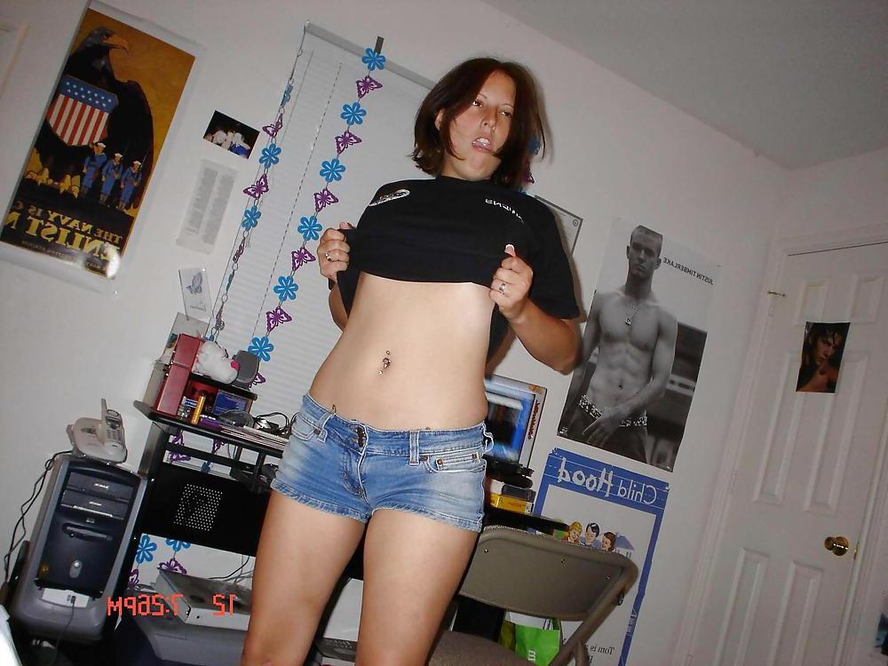 25P CHUBBY BRUNETTE POSING