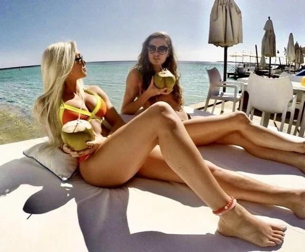 25P On the beach &amp; by the pool 2