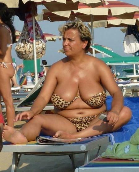 19P Mature ladies at the beach 9