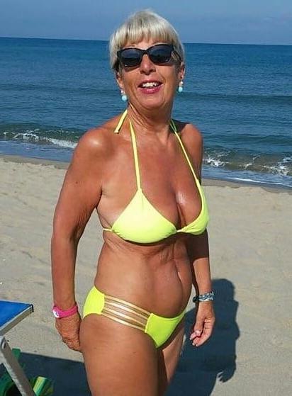 19P Mature ladies at the beach 9