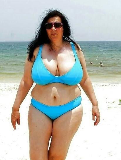 19P Mature ladies at the beach 9