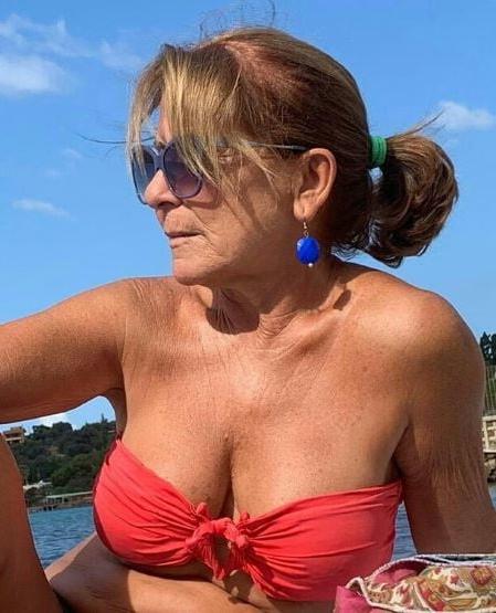 19P Mature ladies at the beach 9