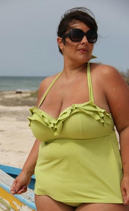19P Mature ladies at the beach 9