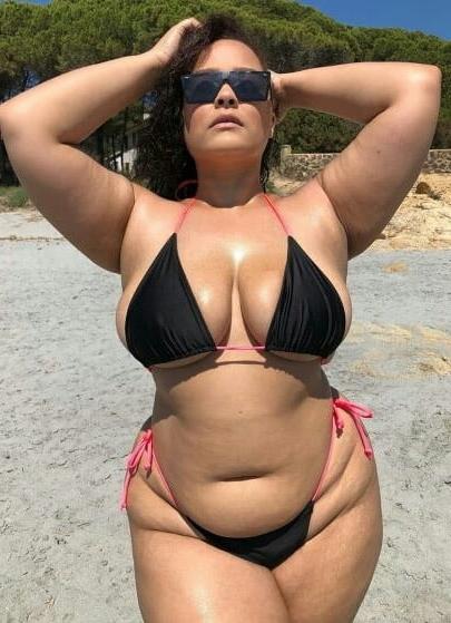 19P Mature ladies at the beach 9