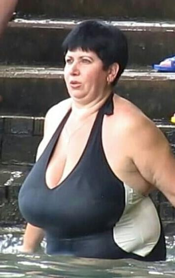 19P Mature ladies at the beach 9