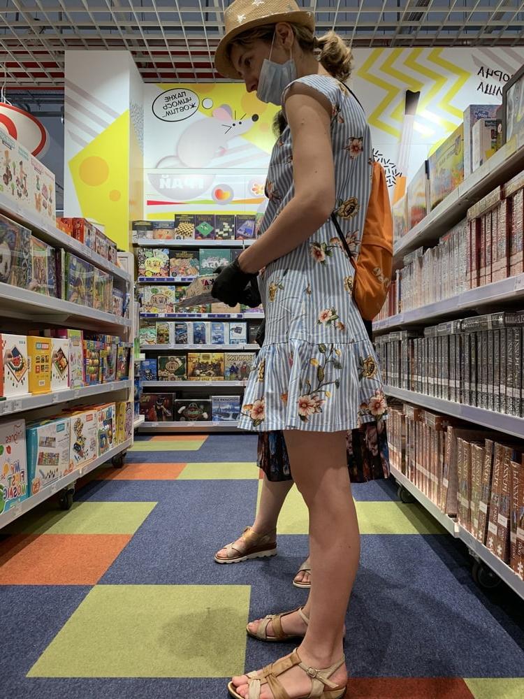 17P Upskirt mature in kmall