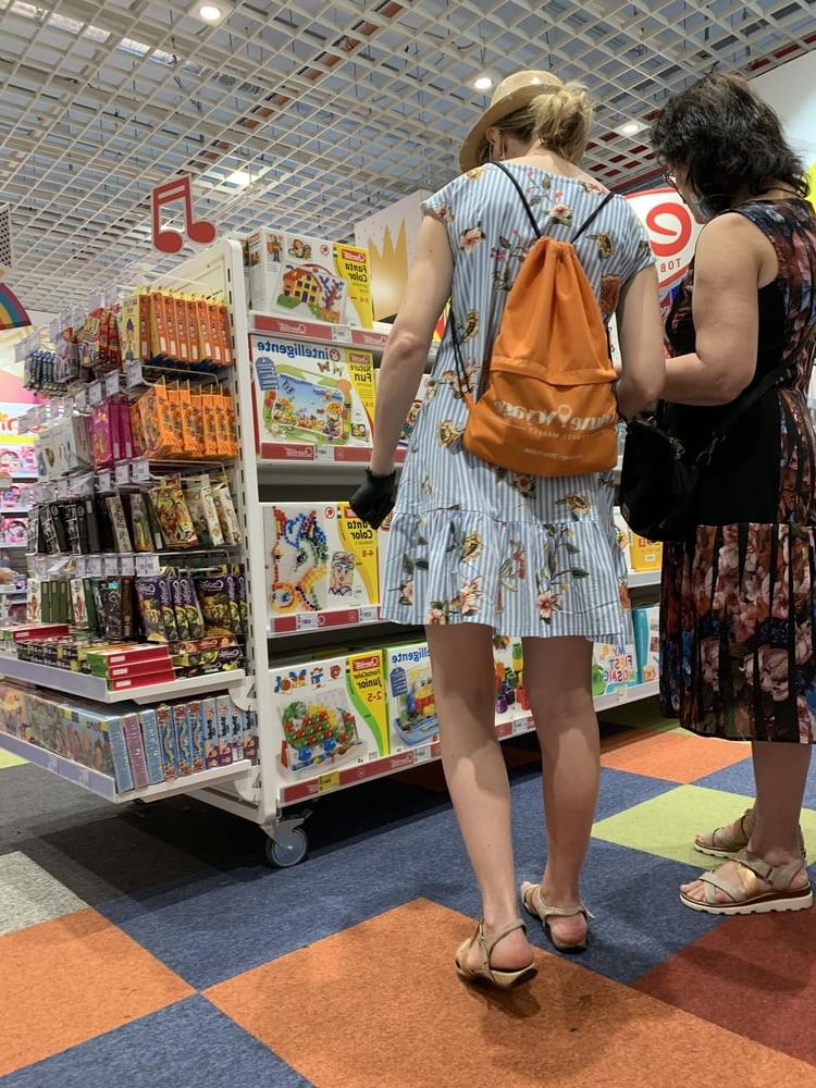 17P Upskirt mature in kmall