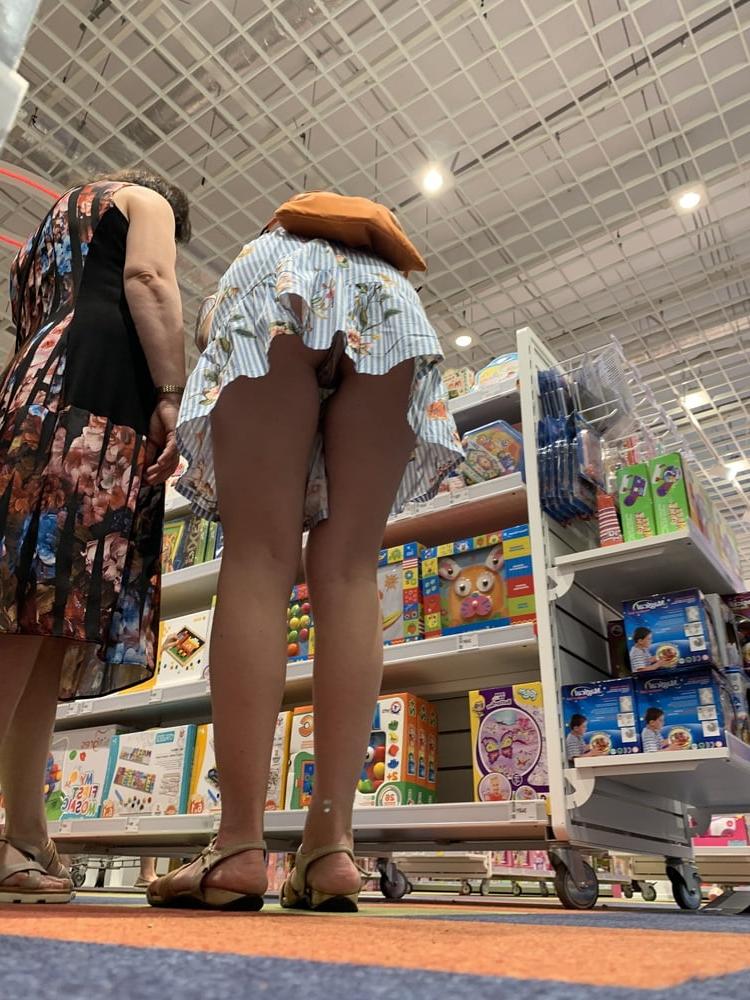 17P Upskirt mature in kmall