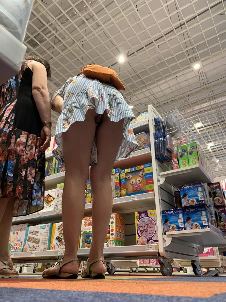 17P Upskirt mature in kmall