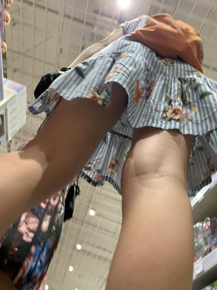 17P Upskirt mature in kmall