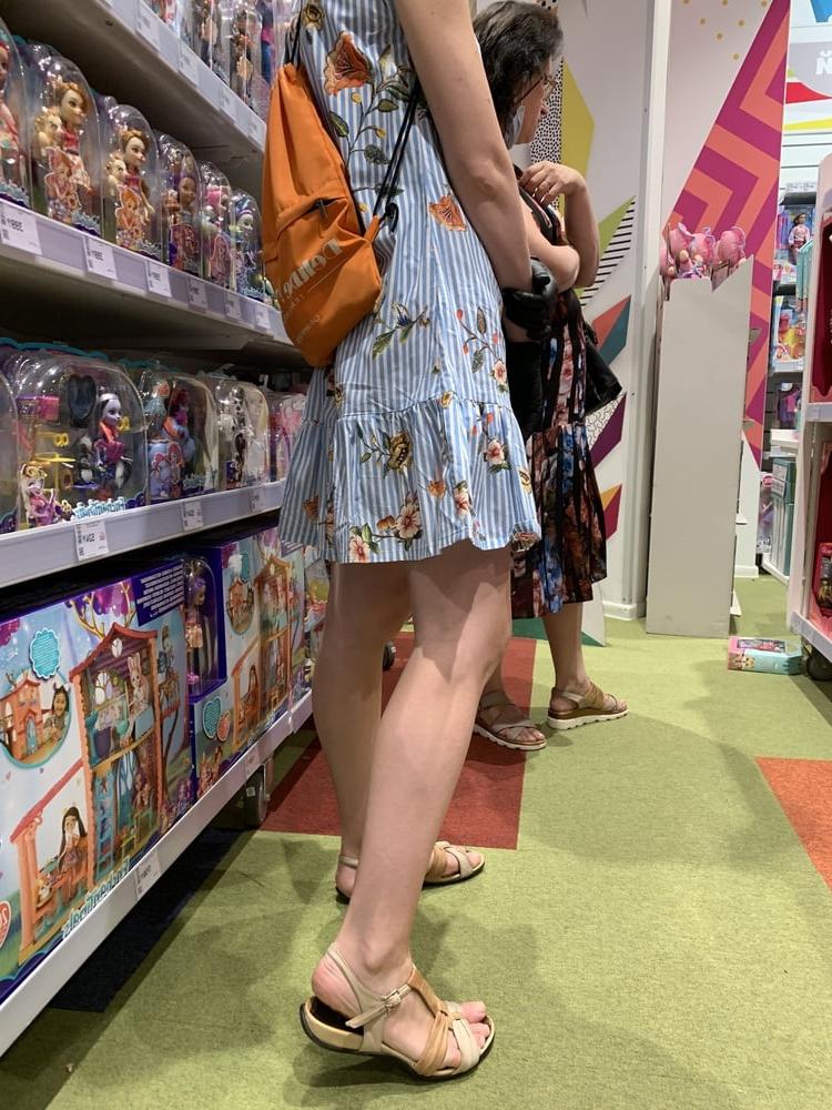 17P Upskirt mature in kmall