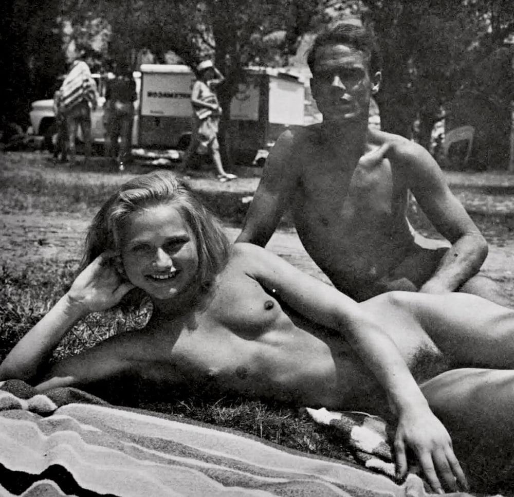 25P Naked Vintage Girls 60