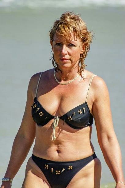 19P Mature ladies at the beach 7