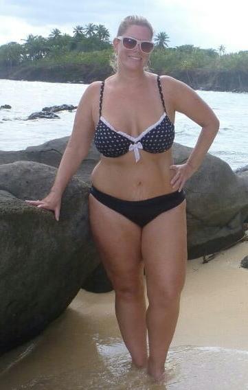 19P Mature ladies at the beach 7